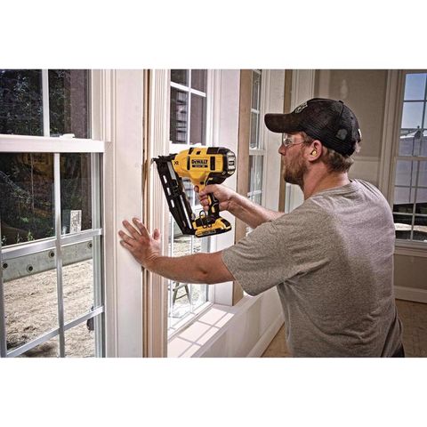DeWalt 20V MAX XR 16 Ga. Cordless 20 deg Angled Finish Nailer Kit