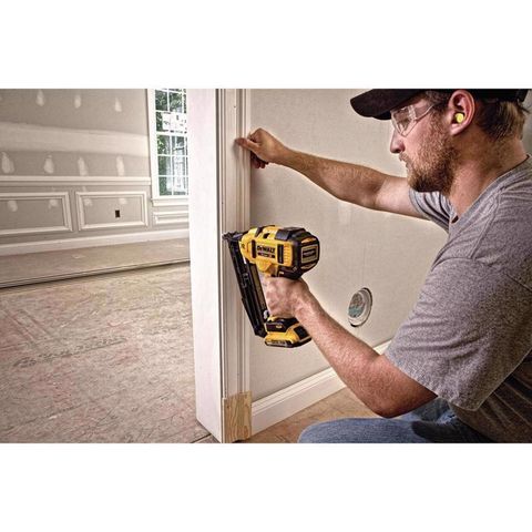 DeWalt 20V MAX XR 16 Ga. Cordless 20 deg Angled Finish Nailer Kit