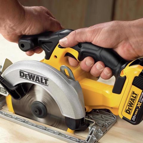 DEWALT 20V MAX XR Brushless Cordless 7-1/4 in. Circular Saw (Tool Only DEWALT 20V MAX XR Brushless Cordless 7-1/4 in. Circular Saw (Tool Only