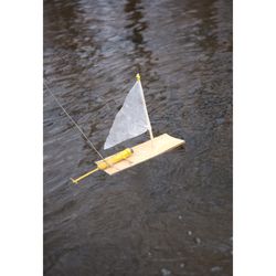 Kikkerland Huckleberry Make Your own Motor Boat Kit 1 pc