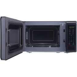 Magic Chef 0.7 cu ft Black Microwave 700 W