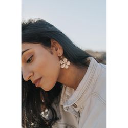 Matr Boomie Women's Sayuri Flower Gold/Silver Earrings
