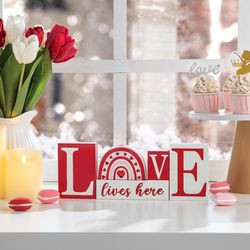 Glitzhome Valentines Day Love Lives Here Table Decor Wood 1 pc