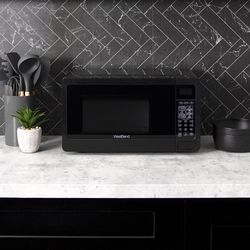 West Bend 0.7 cu ft Black Microwave 700 W