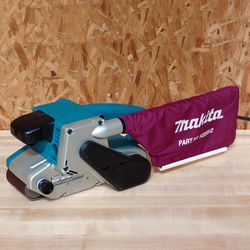Makita 8.8 amps 3 in. W X 21 in. L Corded Belt Sander