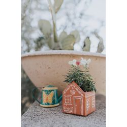 Matr Boomie Vasanta 5 in. H X 4 in. W X 4 in. D Terracotta House Planter Box Terracotta