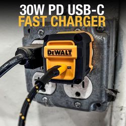 DeWalt Cell Phone Charger 1 pk